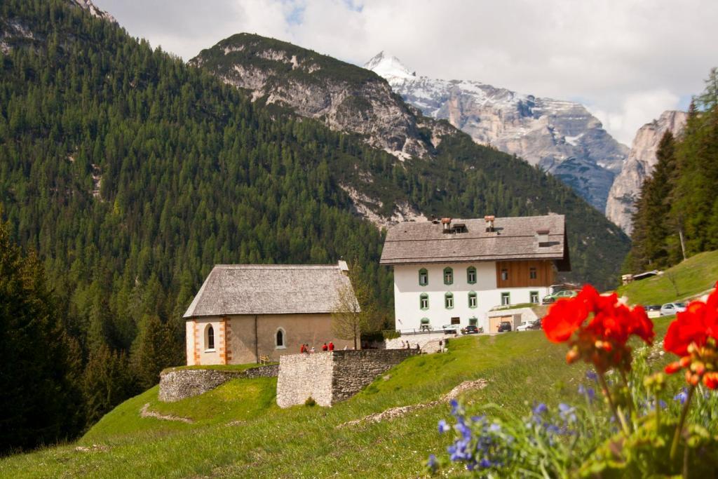 Ristorante Rifugio Ospitale Hotel Cortina dʼAmpezzo Eksteriør billede